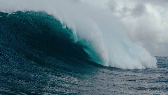 强大的海浪翻滚