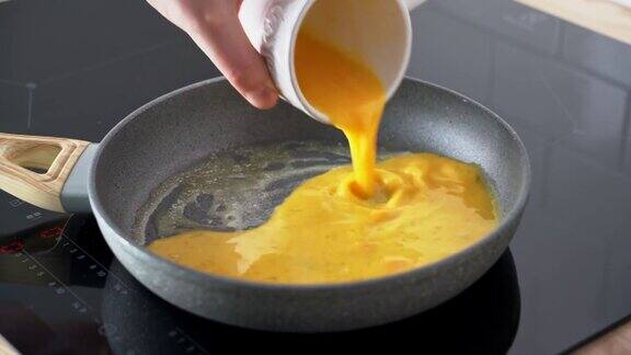 炒蛋、煎蛋用煎蛋做早餐用平底锅准备食物
