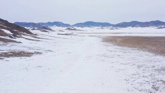 冬天的阿尔泰山:大草原中的一座孤山鸟瞰图