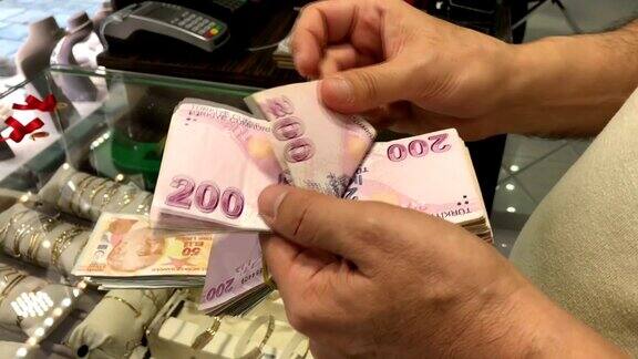 土耳其货币里拉在兑换处兑换并清点土耳其货币