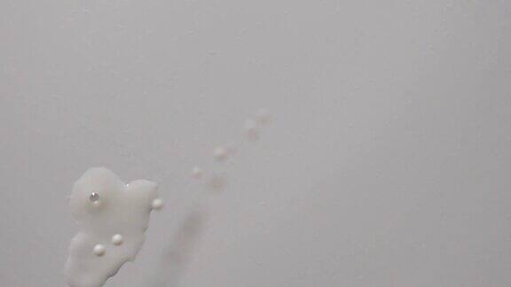 牛奶滴在白色背景上超级慢动作1000FPS