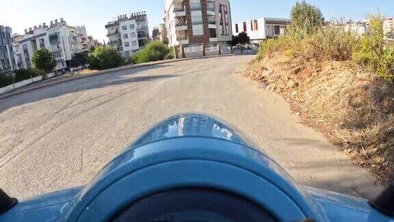 超速摩托车行驶在城市里