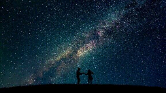 这对情侣在星空下拥抱跳舞