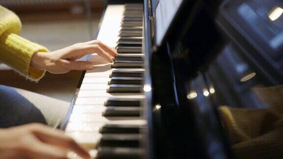 一个正在弹钢琴的女士的特写