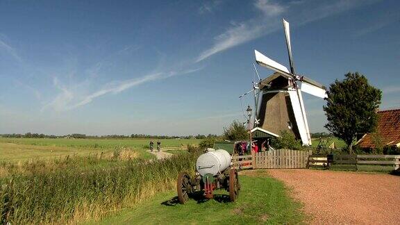 荷兰草地上的荷兰风车
