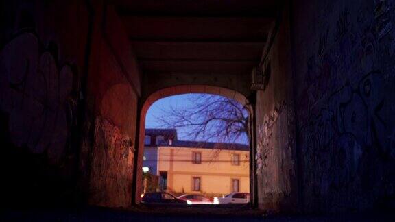 夜晚的城市街道一幢老房子昏暗的拱门