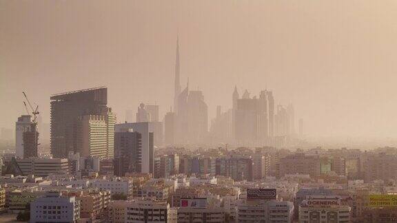 日落烟雾迪拜市中心deira全景4k时间流逝阿拉伯联合酋长国