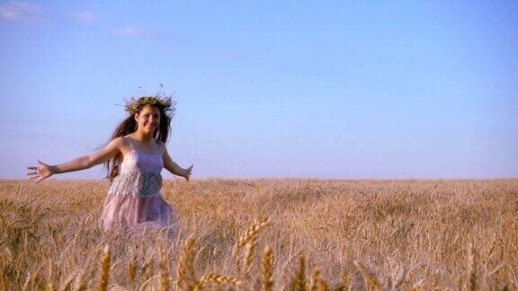 女孩在金色的麦田里奔跑慢镜头