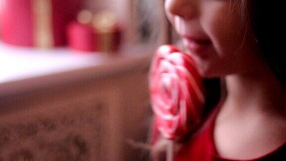三岁的小女孩穿着一条红裙子