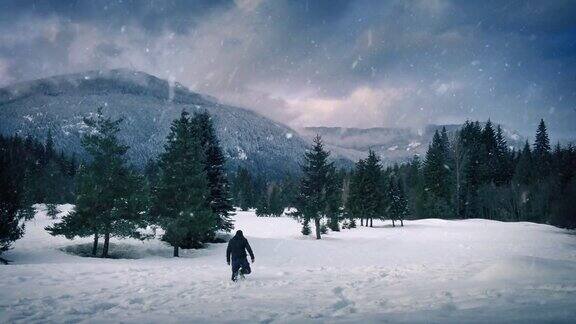 一名男子在雪山附近行走