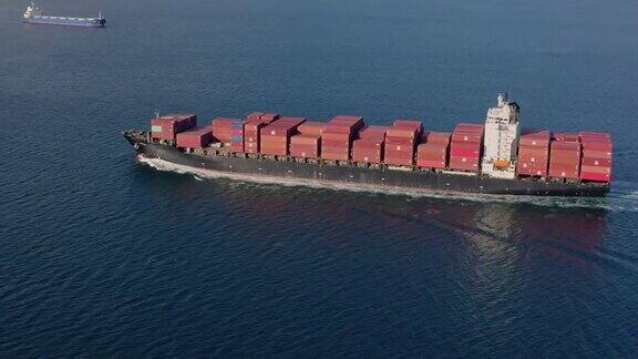 俄罗斯装载红色集装箱的货轮出海航拍