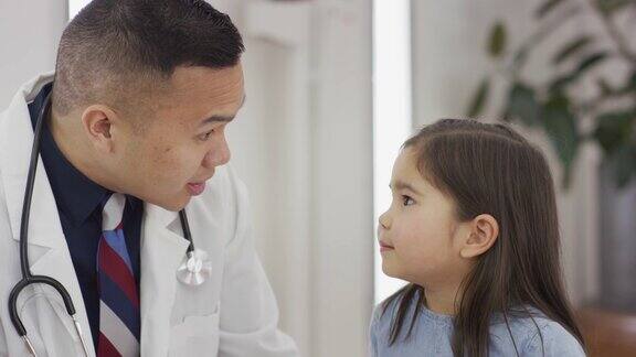 男医生检查年轻女孩的耳朵