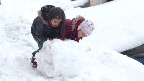 快乐的孩子们在雪中玩耍