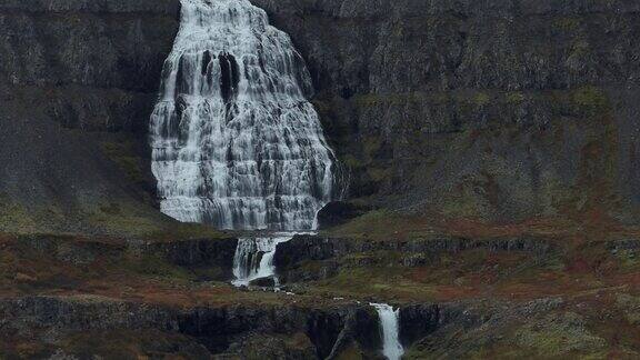 鸟瞰冰岛高地地区美丽的瀑布