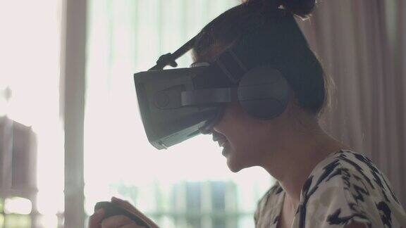 亚洲女性喜欢在家里戴上虚拟现实眼镜去超时空世界