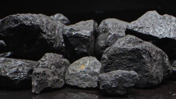 煤块的特写煤炭掘金圆形摄像机运动