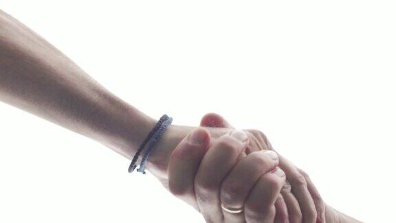 握手两个人的手对着天空
