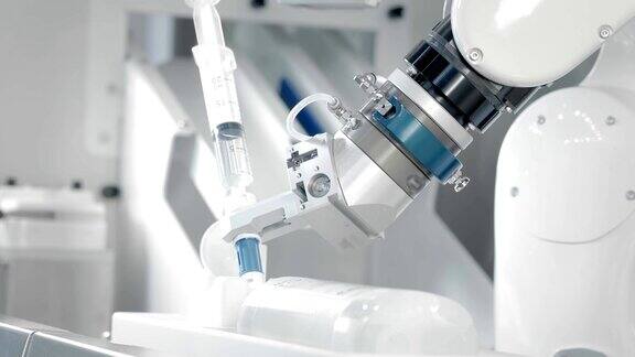 机器人手臂注射化疗药物两个操纵器将药物注入注射器医学新技术创新远程治疗癌症患者和感染者
