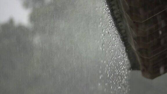 雨滴从屋顶落下高清慢镜头