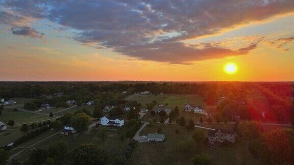 风景优美的小村庄在戏剧性的日落在田野景观阿克伦美国俄亥俄州