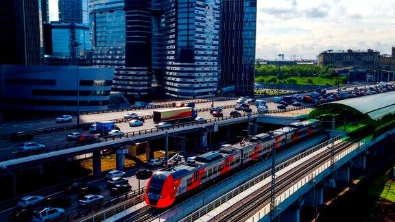 城市汽车交通和地面地铁到达莫斯科市附近的站台