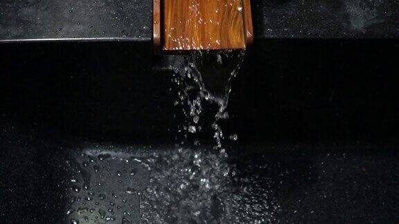 浴缸里水滴的慢动作