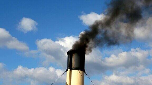 从船的管道释放黑烟到空气中并污染它