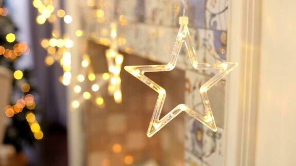 圣诞装饰品中闪烁的星星散景