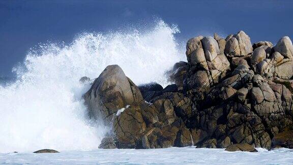 巨浪冲击着危险的岩石