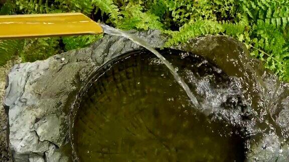 日本传统的竹制喷泉