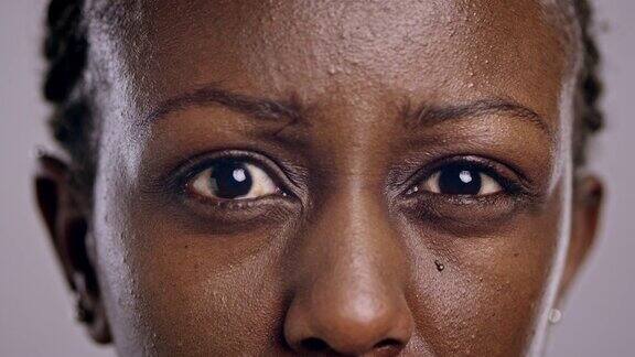 一个愤怒的非裔美国女人的眼睛