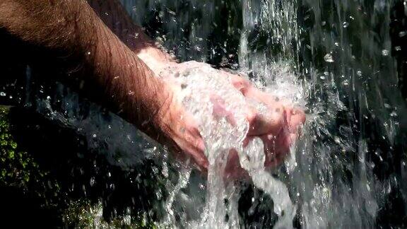 捧起双手收集新鲜洁净的水源
