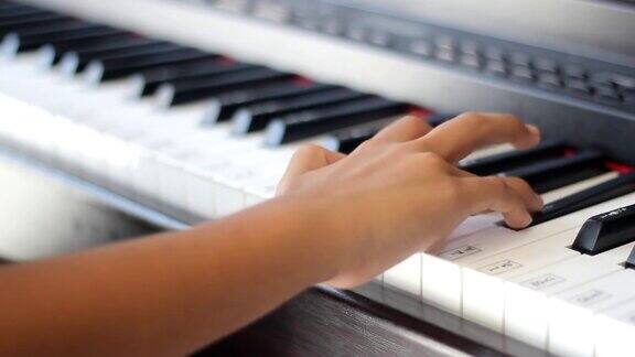 一个孩子的手在弹钢琴
