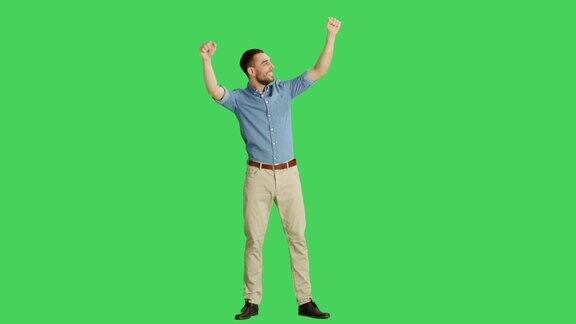 一个随意的人跳舞和玩乐的机会不大拍摄在一个绿色屏幕背景