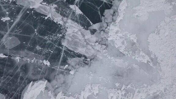 空中拍摄的冰冻的贝加尔湖在冬天奥尔洪岛伊尔库茨克胡兹尔西伯利亚俄罗斯深蓝色的冰冻水面上有白色的冰深深的裂缝清晰光滑的冰背景纹理