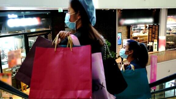 妇女戴着卫生口罩拿着购物袋
