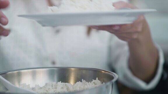 从碗里舀热白米饭