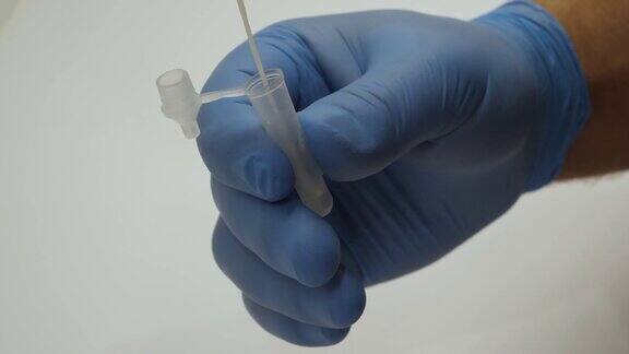 医生在实验室里做新冠病毒抗原测试
