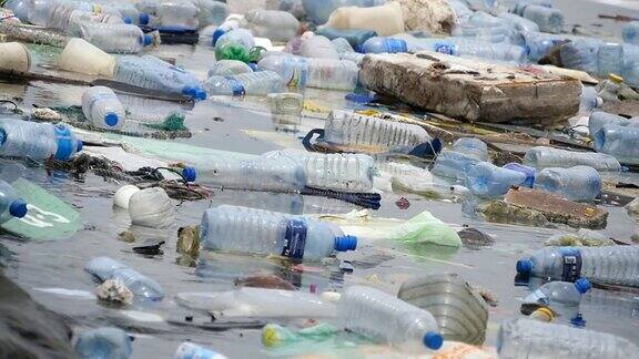 环境污染塑料瓶袋子国家公园里的河流或湖泊里的垃圾漂浮在水中的垃圾和污染近距离