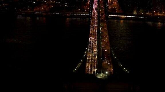 在布鲁克林大桥高速公路上汽车被堵在了交通拥堵的道路上