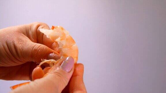 女性的手正在剥鲜虾的壳