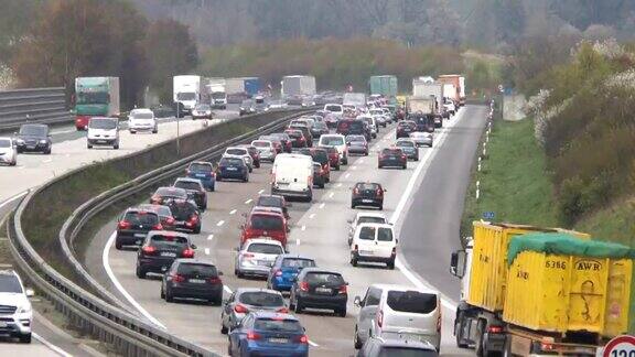 德国高速公路上拥挤的交通