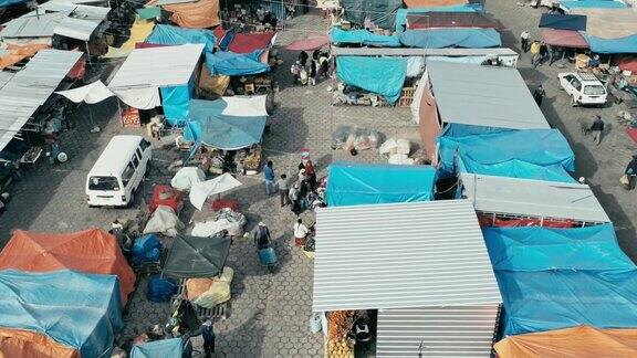 无人机拍摄的清晨市集上五颜六色的帐篷向下看