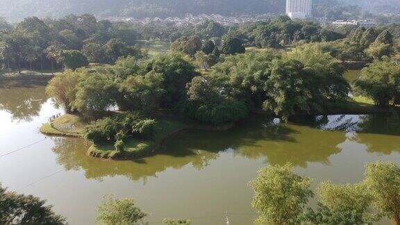 航拍的马来西亚太平湖花园与山和城市景观