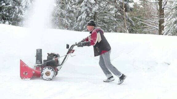 一个老年人在暴风雪后使用吹雪机的4K视频