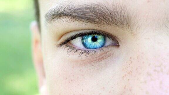 蓝色眼睛的男孩特写