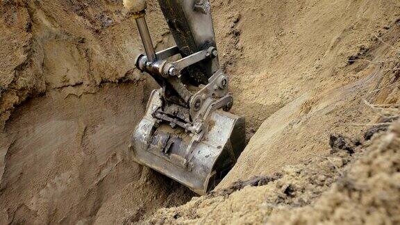封闭式履带式挖掘机铲斗在森林施工区域挖掘地面
