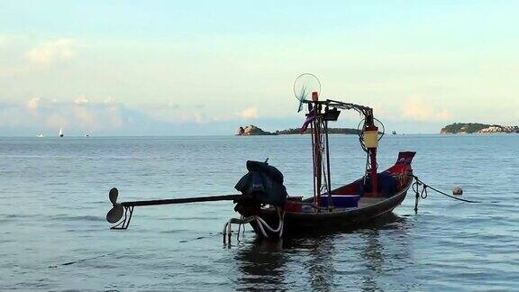 泰国苏梅岛海滩上渔民的长尾船