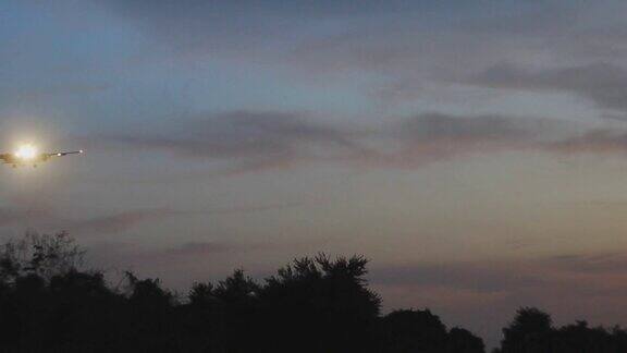 喷气式飞机在黄昏降落