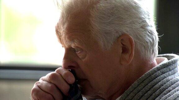 画像上是一个悲伤的退休老人孤独的爷爷看起来很沮丧很难过哭着